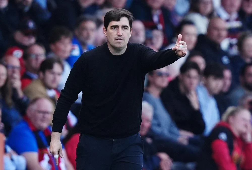 Andoni Iraola dirige al Bournemouth en el partido ante el Crystal Palace