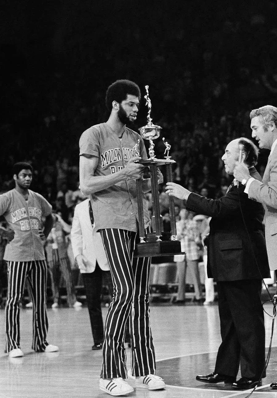 Kareem Abdul-Jabbar recibe su tercer premio MVP de la NBA de manos del comisionado de la NBA J. Walter Kennedy.