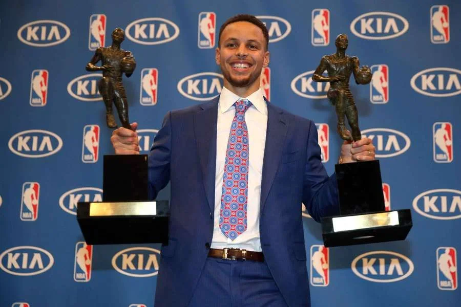 Stephen Curry ganó premios MVP consecutivos en 2015 y 2016